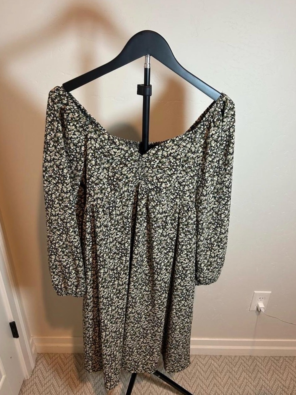 Mikarose Black Ditsy Floral Ruched Long Sleeve Dress – Size L